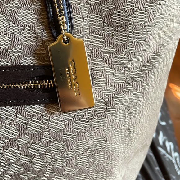 Authentic Coach Signature Tote/shoulder bag - Picture 2 of 15